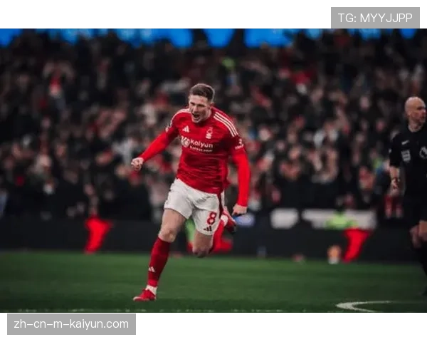 诺丁汉森林客场防守组织严密,面对曼城高压逼抢保持阵型紧凑 诺丁汉森林客场防守组织严密,面对曼城高压逼抢保持阵型紧凑